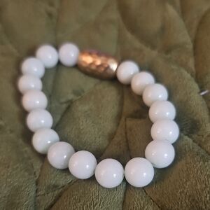 Elegant White Beaded Bracelet with Gold Accent